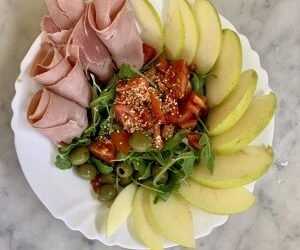 Piatto di insalata estiva
